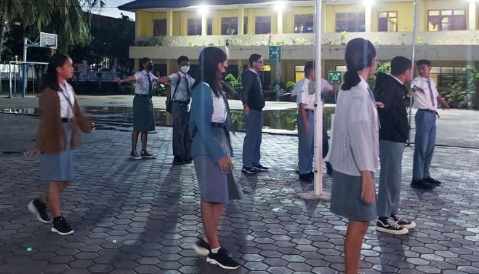 Il processo scolastico all'alba per adolescenti assonnati suscita clamore in Indonesia.— AFP