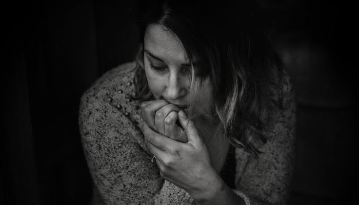 Fotografia in scala di grigi di una donna che indossa un top a maniche lunghe.  — Pexel
