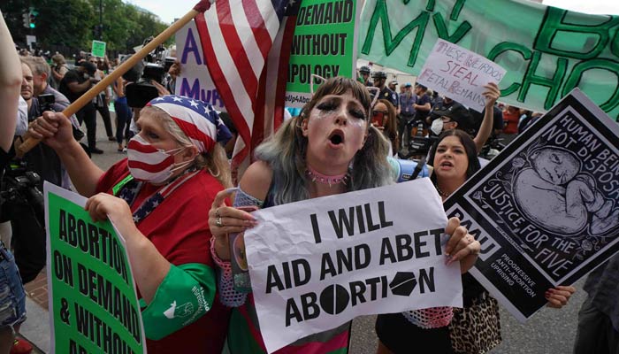 Demonstran pro-pilihan dan anti-aborsi berkumpul di luar Mahkamah Agung AS di Washington, DC.  —AFP/Berkas