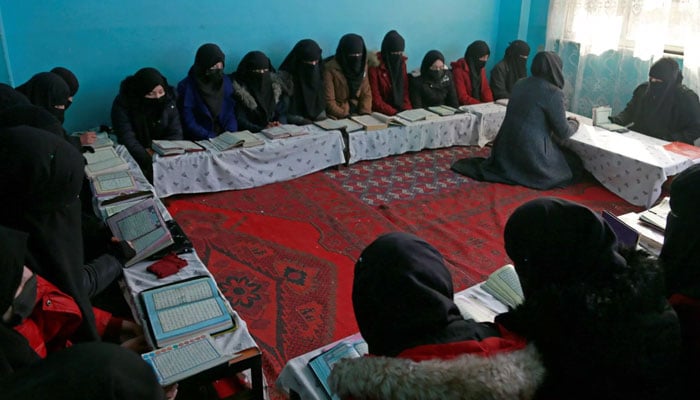 Afgan kızları, Kabil'in eteklerindeki bir medresede Kur'an-ı Kerim öğreniyor.  AFP