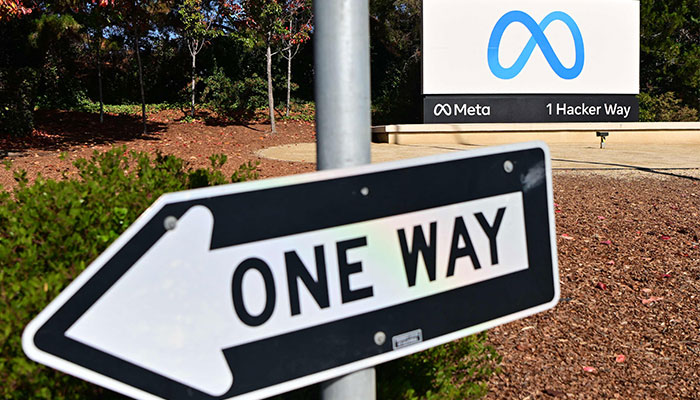 Dalam foto file yang diambil pada 09 November 2022 ini, sebuah tanda satu arah terlihat di depan kantor pusat perusahaan Meta di Menlo Park, California.—AFP/file