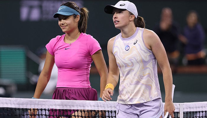 Büyük Britanya'dan Emma Raducanu, 14 Mart 2023'te Indian Wells, California'da BNP Paribas Açık'ta kazandığı galibiyetin ardından Polonyalı Iga Swiatek'i tebrik etti.  AFP