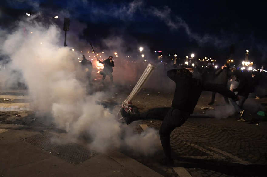 Polis, protestocuları uzaklaştırmak için göz yaşartıcı gaz ve tazyikli su kullandı.— AFP