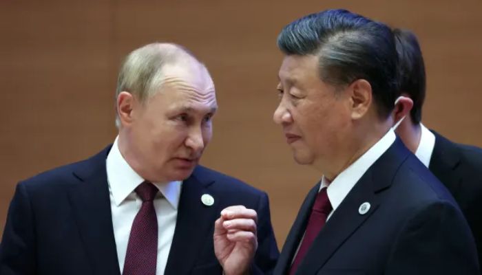 Russian President Vladimir Putin speaks to China’s President Xi Jinping during the Shanghai Cooperation Organization leaders’ summit in Samarkand on Sept. 16, 2022.— AFP/file