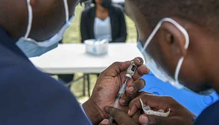 Gli operatori sanitari preparano una dose di vaccino.  — AFP/File