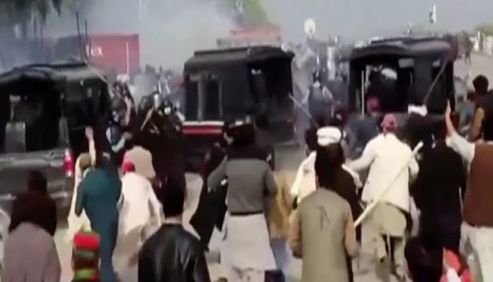 Clashes erupt at Islamabad Judicial Complex as due to the former prime minister's appearance before a trial court. — Geo News