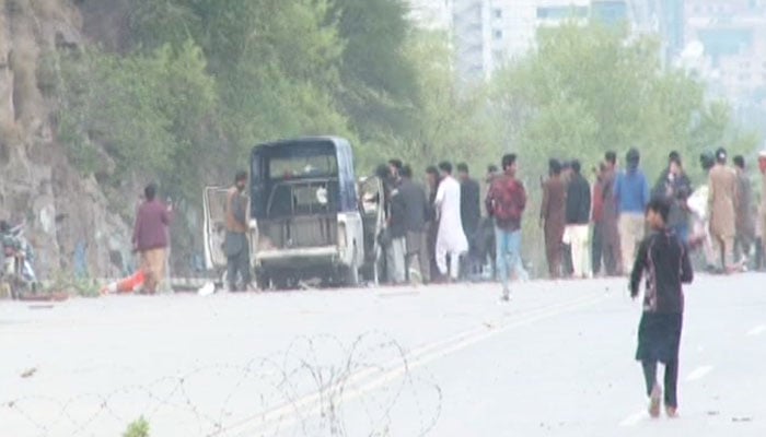 Clashes erupt at Islamabad Judicial Complex as due to the former prime minister's appearance before a trial court. — Geo News