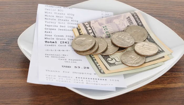 Tip uang bersama dengan tagihan.  pemakan.com