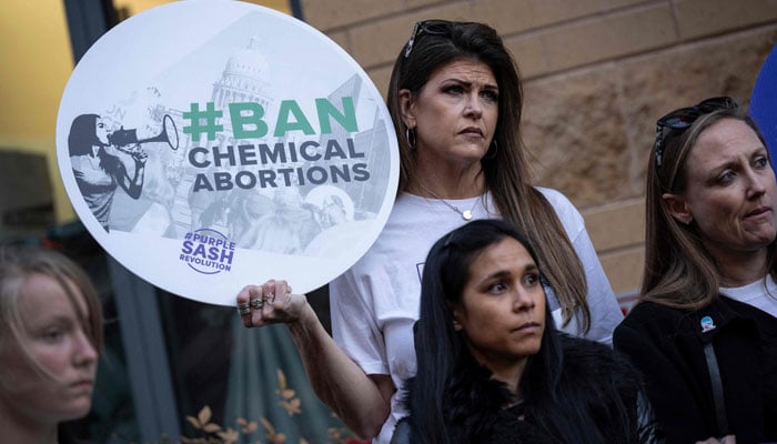 Aktivis anti-aborsi memprotes ketersediaan pil aborsi di apotek lingkungan di luar Apotek CVS pada 18 Januari 2023 di Washington, DC.  —AFP
