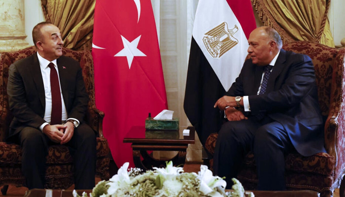 Türkiye Dışişleri Bakanı Mevlüt Çavuşoğlu (solda), 18 Mart 2023'te iki hükümet ilişkileri onarmak için harekete geçerken Mısırlı mevkidaşı Sameh Shoukry ile Kahire görüşmelerini yapıyor. — AFP