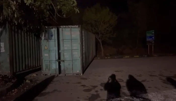 Containers place at the judicial complex in Islamabad ahead of Imran Khan's arrival, on March 17, 2023, in this still taken from a video. — Geo.tv/Arfa Feroz Zake