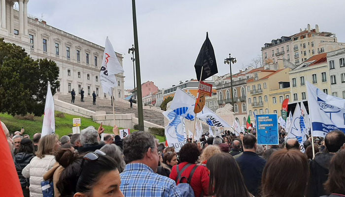 Protestocular Portekiz’de yükselen yaşam maliyetleri için harekete geçilmesini talep ediyor