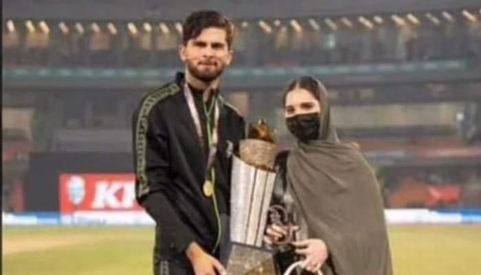 Lahore Qalandars Skipper Shaheen Shah Afridi and his wife, Ansha Afridi, pose with the Pakistan Super League season eight trophy at Gaddafi Stadium on March 18, 2023. — Twitter/@muzamilasif4