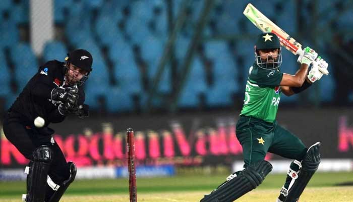 Pakistan kaptanı Babar Azam, Yeni Zelanda ile oynanan maçta şutunu çekiyor.  — PCB/Dosya