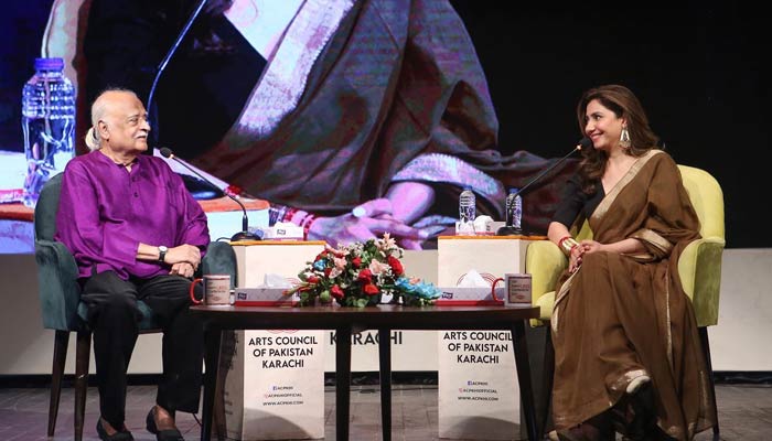 Anwar Maqsood (left) and Mahira Khan during the event An Evening with Mahira Khan at the Arts Council, Karachi on March 19, 2023. — Facebook/Arts Council of Pakistan Karachi