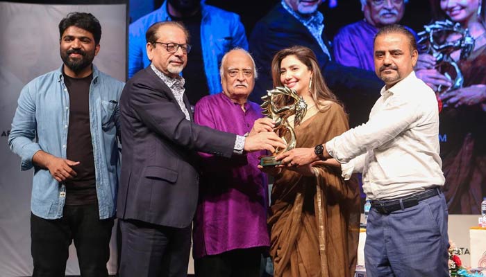 Mahira Khan receives an award during the event An Evening with Mahira Khan at the Arts Council, Karachi on March 19, 2023. — Facebook/Arts Council of Pakistan Karachi