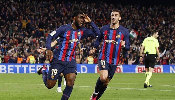 Franck Kessie (left) salutes in celebration after scoring a goal during a match. — Twitter/@BarcaUniversal