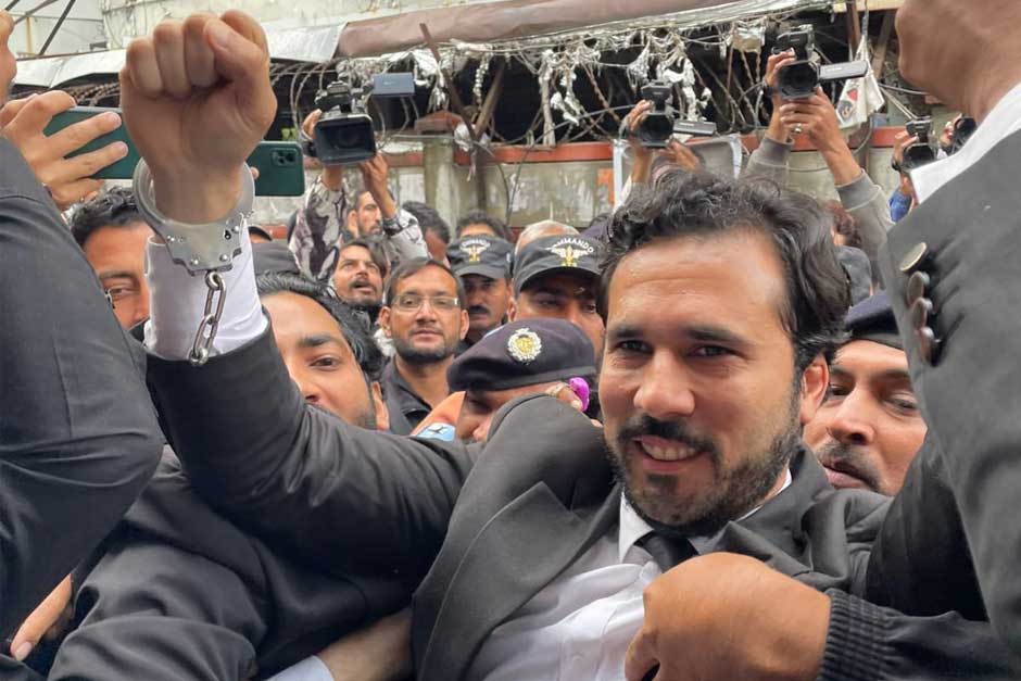 Hassaan Niazi seen in handcuffs outside the district and sessions court in Islamabad on March 21, 2023. Twitter/@PTIofficial