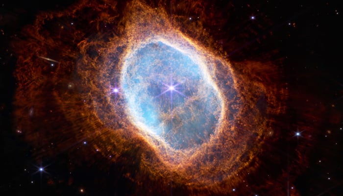 Esta imagem de arquivo divulgada pela NASA em 12 de julho de 2022 mostra a estrela brilhante no centro de NGC 3132, embora proeminente quando vista pelo Telescópio Espacial James Webb (JWST) em luz infravermelha próxima, desempenha um papel de apoio na escultura dos arredores nebulosa.  Uma segunda estrela, pouco visível no canto inferior esquerdo ao longo de um dos picos de difração de estrelas brilhantes, é a fonte da nebulosa.  — AFP