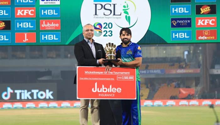 Multan Sultans skipper Mohammad Rizwan receives the Wicketkeeper of the Tournament award. — PSL