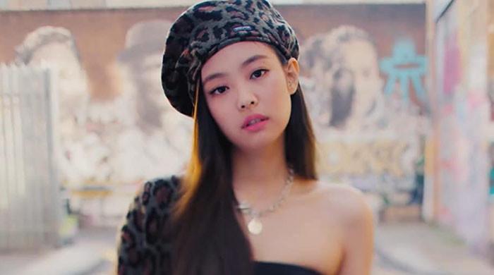 Jennie from Blackpink earns 900 million views on her solo music video