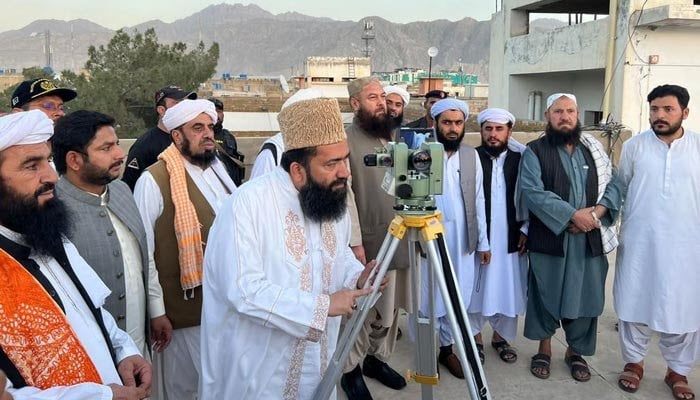 Chairman Central Ruet-e-Hilal Committee, Maulana Abdul Khabir Azad, sighting the Muharram moon, on the rooftop of Deputy Commissioners office, Quetta, September 26, 2022. — Twitter/@MORAisbOfficial
