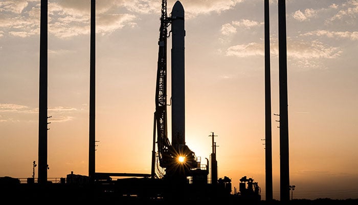 Dalam foto selebaran dari Relativity Space yang diperoleh pada 10 Maret 2023, roket Terran 1 dapat dilihat di landasan peluncuran di Launch Complex 16 di Cape Canaveral, Florida.  AFP