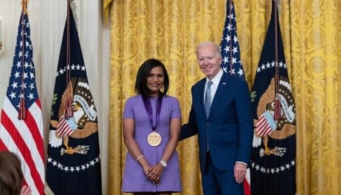Mindy Kaling mendedikasikan National Medal of Arts untuk ibunya, reaksi Priyanka Chopra