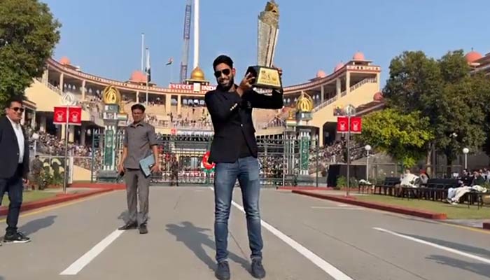 Screengrab of Haris Rauf as he poses with the PSL trophy at the Wagah border on March 23, 2023. — Twitter/@lahoreqalandars