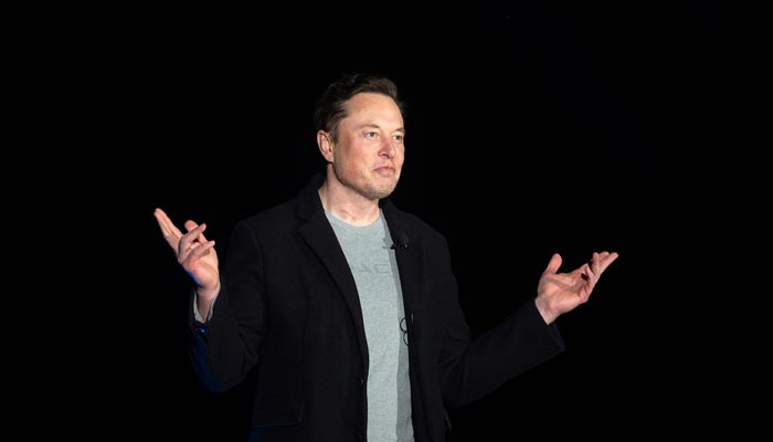 In questa foto d'archivio scattata il 10 febbraio 2022, Elon Musk gesticola mentre parla durante una conferenza stampa presso la struttura Starbase di SpaceX vicino al villaggio di Boca Chica nel sud del Texas.  — AFP