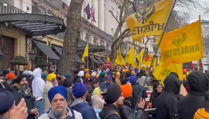 Police try to keep Khalistan protesters behind barricades. — Photo by author