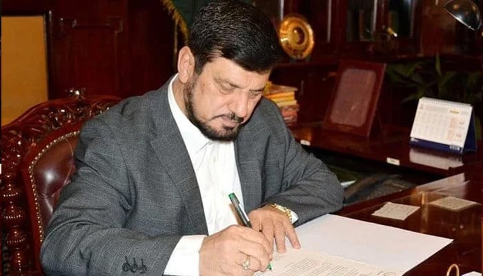 Khyber Pakhtunkhwa Governor Haji Ghulam Ali signing CM Mahmood Khans advice on the dissolution of the assembly, on January 18, 2023. — KP Governor House