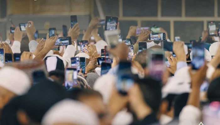 A representational image showing pilgrims holding their phones up to capture the sight of Holy Kaaba. — Twitter/@HajMinistry