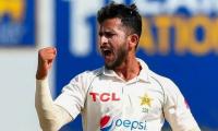Which Pakistani cricketer has Warwickshire Cricket Club roped in?
