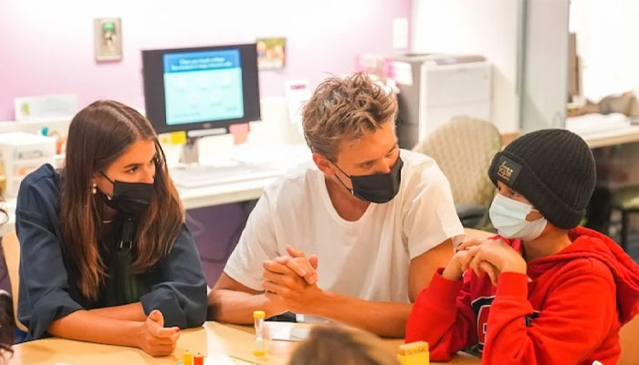 Austin Butler and Kaia Gerber spend afternoon at the children’s hospital in L.A.