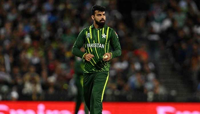 Pakistan´s Shadab Khan prepares to bowl during the ICC men´s Twenty20 World Cup 2022 semi-final cricket match between New Zealand and Pakistan at the Sydney Cricket Ground in Sydney on November 9, 2022. — AFP