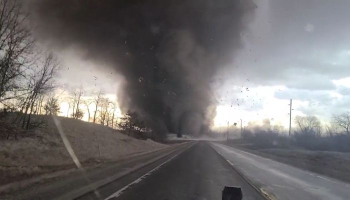 Bu görüntü, kıdemli fırtına avcısı Brandon Copic tarafından kameraya yakalanan şiddetli bir kasırgayı gösteriyor.  — twitter