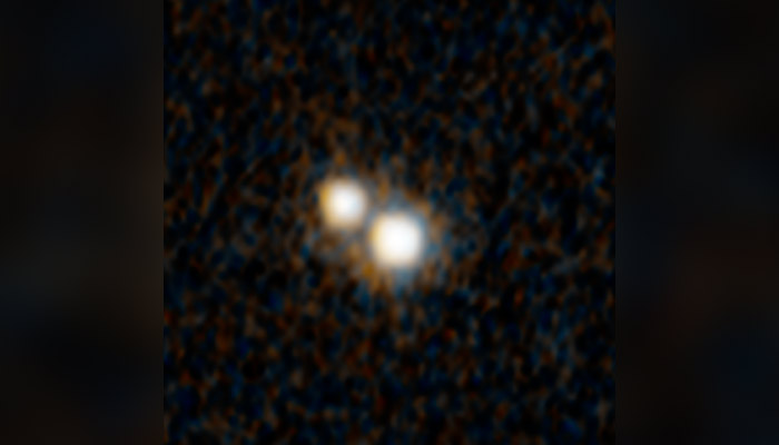 Uma fotografia do Telescópio Espacial Hubble de um par de quasares que existiam quando o universo tinha apenas 3 bilhões de anos.  Eles estão embutidos dentro de um par de galáxias em colisão.  Os quasares são separados por menos do que o tamanho de uma única galáxia.  — Nasa