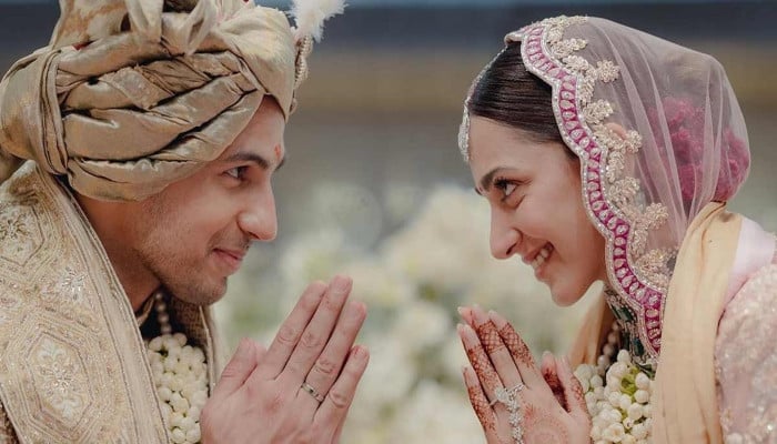 Kiara Advani terlihat sangat halus dalam Foto Pernikahan Tak Terlihat dengan Kakak