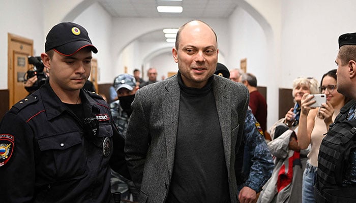 (FILES) In this file photo taken on October 10, 2022, Russian opposition activist Vladimir Kara-Murza is escorted for a hearing at the Basmanny court in Moscow. A Russian prosecutor on April 6, 2023, requested 25 years of imprisonment for Kremlin critic Vladimir Kara-Murza, who is being tried on several charges including treason for comments critical of the Ukraine offensive, his lawyer said.—AFP