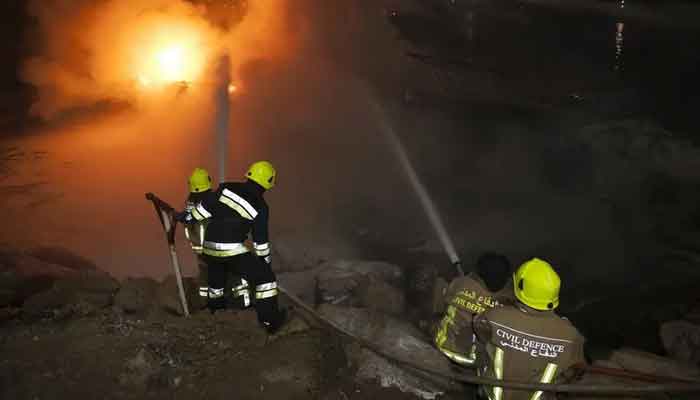ایک تصویر میں دکھایا گیا ہے کہ فائر فائٹرز 7 مارچ 2016 کو ابوظہبی کے ایک مرینا میں آگ سے لڑ رہے ہیں - UAE نیوز ایجنسی۔