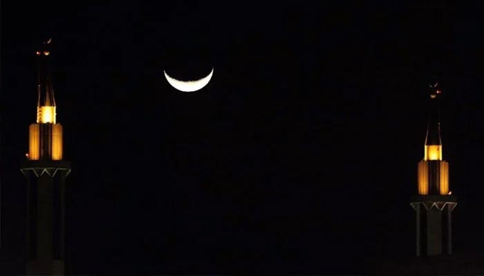 مسجد کے اوپر ہلال کا چاند نمودار ہوتا ہے — اے ایف پی/فائل