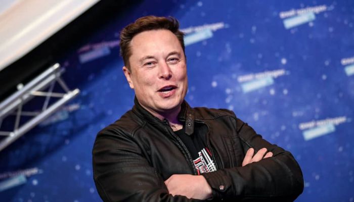 SpaceX'in sahibi ve Tesla CEO'su Elon Musk, 1 Aralık 2020'de Berlin'de düzenlenen Axel Springer Ödülleri töreni için kırmızı halıya gelirken poz veriyor.— AFP