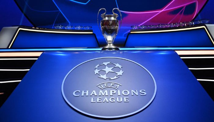 یہ تصویر 26 اگست 2021 کو استنبول میں یورپی کپ 2021/2022 کے ڈرا سے پہلے UEFA چیمپئنز لیگ کی ٹرافی کو دکھا رہی ہے۔ — AFP