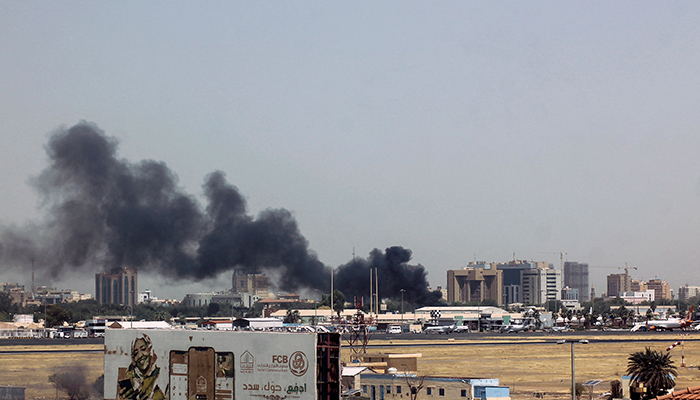 15 Nisan 2023'te Hartum havaalanı çevresindeki binaların üzerinde yoğun duman körükleri. — AFP