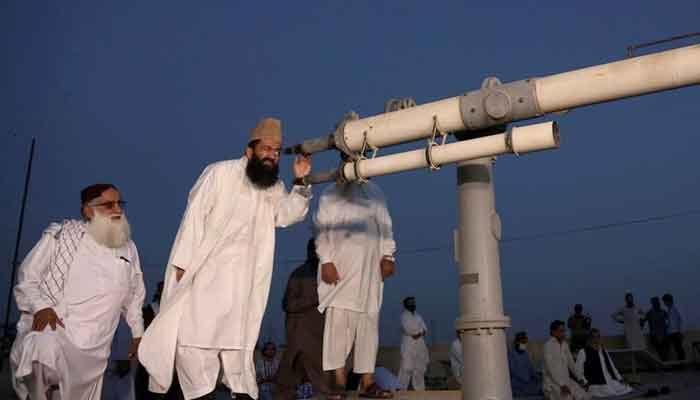 An undated image of Ruet-e-Halal Committee Chairman Maulana Abdul Khabir Azad sighting the moon. — APP
