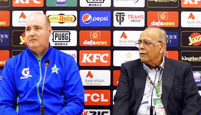 Pakistan erkek kriket takımının direktörü Mickey Arthur (solda), 20 Nisan 2023'te İslamabad'da düzenlediği basın toplantısında konuşuyor. — PCB