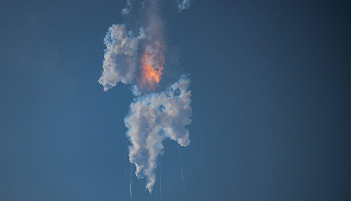 Musk, dünyanın en büyük roketi ilk kontrol uçuşunda patlarken ekibi canlandırıyor