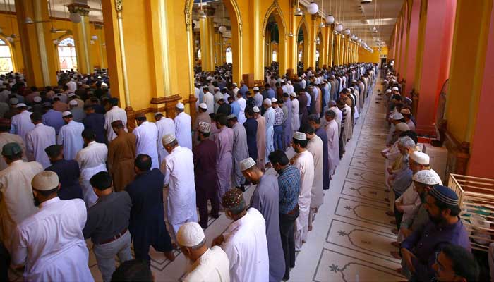 Kutsal oruç ayı Ramazan ayında Memon Mescidi'nde çok sayıda insan Cuma Namazı kılıyor.  — INP