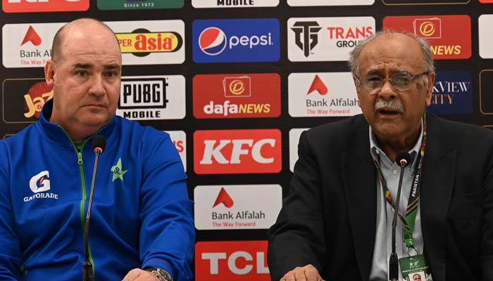 Mickey Arthur (Solda) ve Najam Sethi, 20 Nisan 2023'te Rawalpindi'deki Pindi Stadyumu'nda düzenlenen basın toplantısında. — AFP